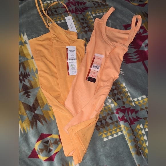 Set of Womens Tank Top's - Picture 10 of 10